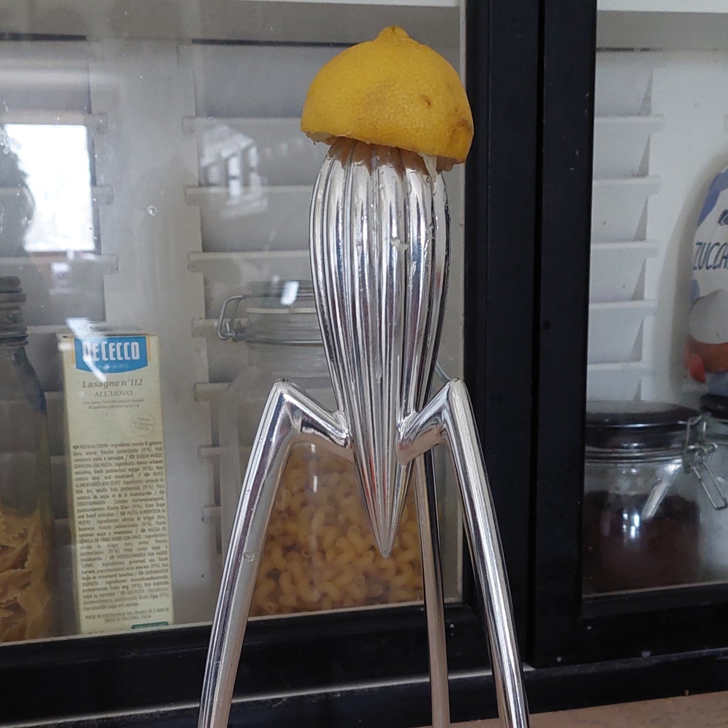 lemon hat on juicy salif