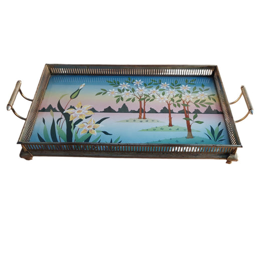 vassoio d'argento con ceramica floreale